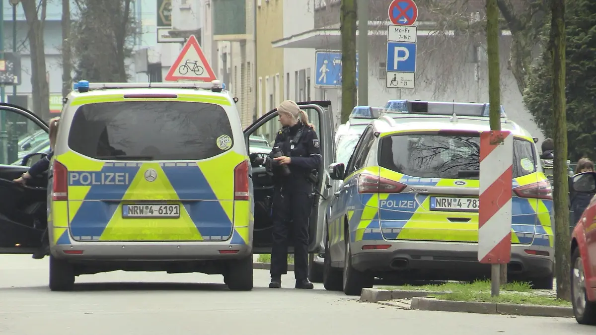 28.02.2024, Nordrhein-Westfalen, Duisburg: Zwei Einsatzfahrzuge der Polizei stehen an einem Tatort. In Duisburg sind zwei Kinder schwer verletzt worden. «Wir gehen von einer Straftat aus», sagte eine Polizeisprecherin am Mittwoch. (zu dpa: «Zwei Kinder in Duisburg verletzt - Verdächtiger festgenommen») Foto: Justin Brosch/dpa +++ dpa-Bildfunk +++