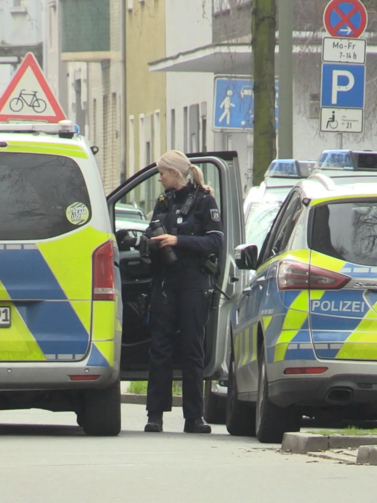 28.02.2024, Nordrhein-Westfalen, Duisburg: Zwei Einsatzfahrzuge der Polizei stehen an einem Tatort. In Duisburg sind zwei Kinder schwer verletzt worden. «Wir gehen von einer Straftat aus», sagte eine Polizeisprecherin am Mittwoch. (zu dpa: «Zwei Kinder in Duisburg verletzt - Verdächtiger festgenommen») Foto: Justin Brosch/dpa +++ dpa-Bildfunk +++