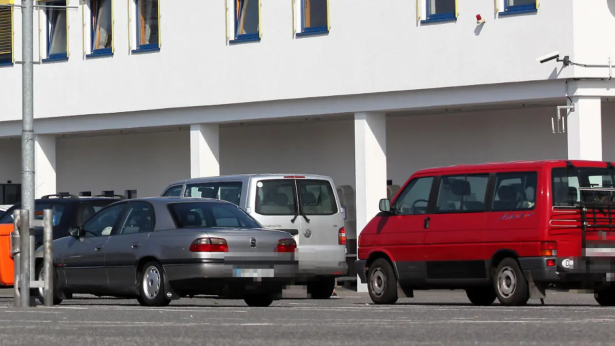 ARCHIV - Einkaufswagen stehen am 27.03.2012 auf dem Parkplatz einer Filiale der Baumarktkette Praktiker in Hamburg. Die Baumarktkette Praktiker steht vor der Pleite. Neben dem Insolvenzgrund der Überschuldung sei auch die Zahlungsunfähigkeit der Praktiker AG gegeben, teilte das Unternehmen am Mittwochabend in Hamburg mit. Foto: Bodo Marks dpa/lno +++(c) dpa - Bildfunk+++