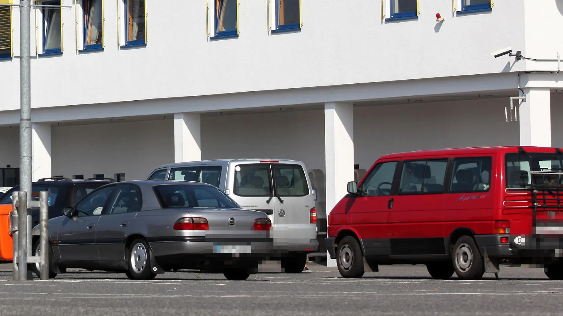 ARCHIV - Einkaufswagen stehen am 27.03.2012 auf dem Parkplatz einer Filiale der Baumarktkette Praktiker in Hamburg. Die Baumarktkette Praktiker steht vor der Pleite. Neben dem Insolvenzgrund der Überschuldung sei auch die Zahlungsunfähigkeit der Praktiker AG gegeben, teilte das Unternehmen am Mittwochabend in Hamburg mit. Foto: Bodo Marks dpa/lno +++(c) dpa - Bildfunk+++