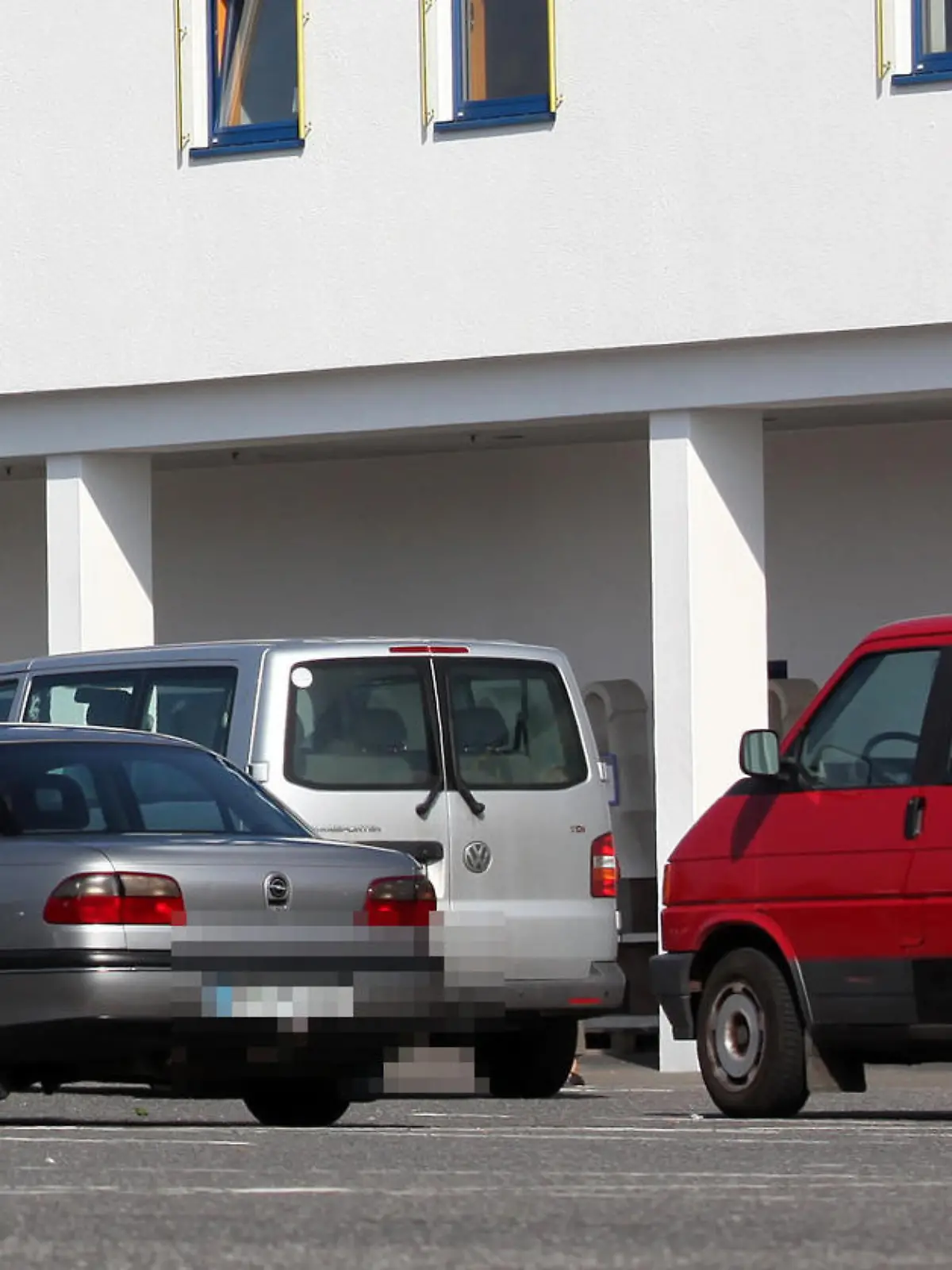 ARCHIV - Einkaufswagen stehen am 27.03.2012 auf dem Parkplatz einer Filiale der Baumarktkette Praktiker in Hamburg. Die Baumarktkette Praktiker steht vor der Pleite. Neben dem Insolvenzgrund der Überschuldung sei auch die Zahlungsunfähigkeit der Praktiker AG gegeben, teilte das Unternehmen am Mittwochabend in Hamburg mit. Foto: Bodo Marks dpa/lno +++(c) dpa - Bildfunk+++