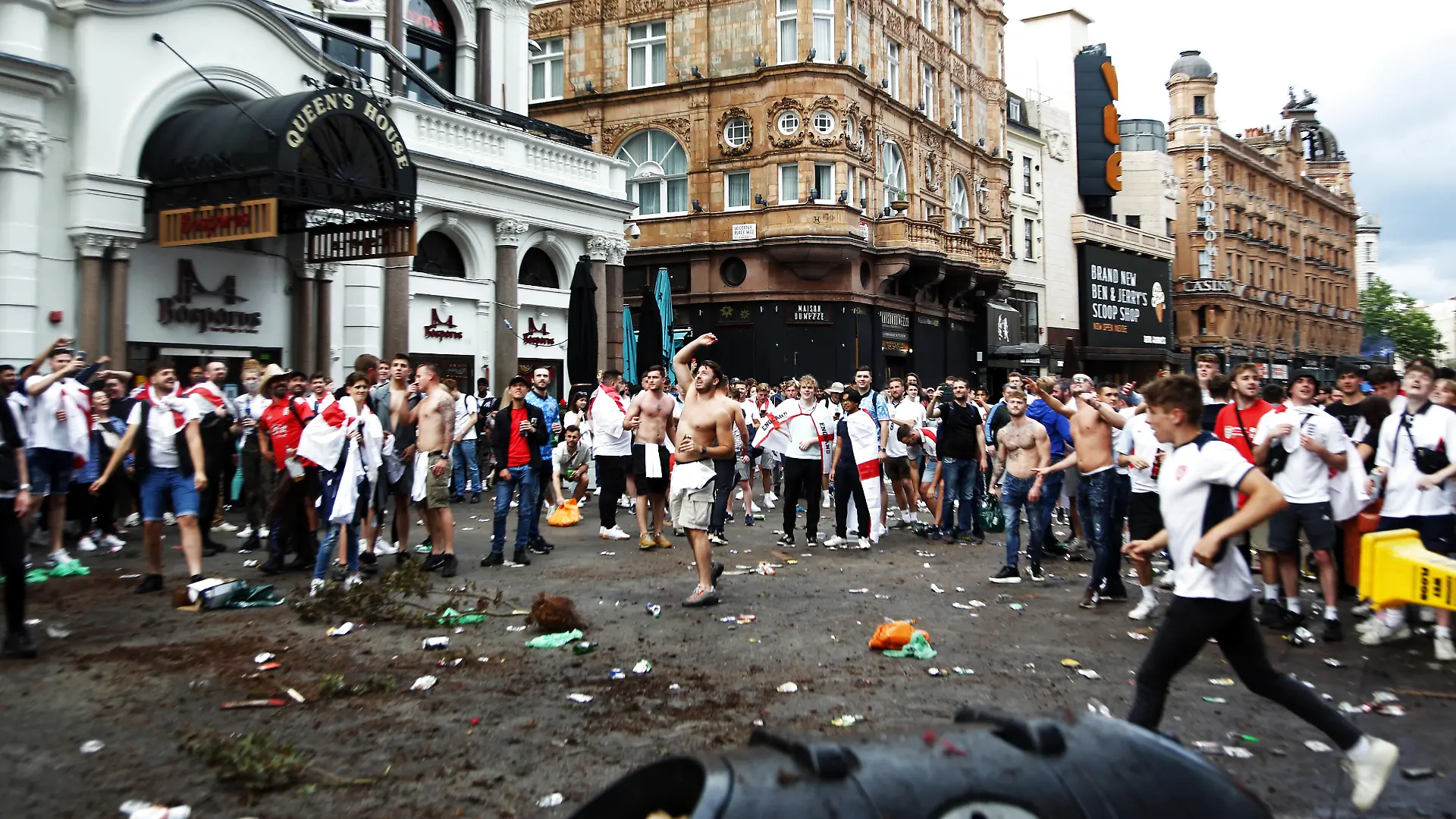 July 11, 2021, London, England, United Kingdom: England fans starts celebrating early in London s West End ahead of Euro 2020 final against Italy. London United Kingdom - ZUMAs262 0125211427st Copyright: xTayfunxSalcix