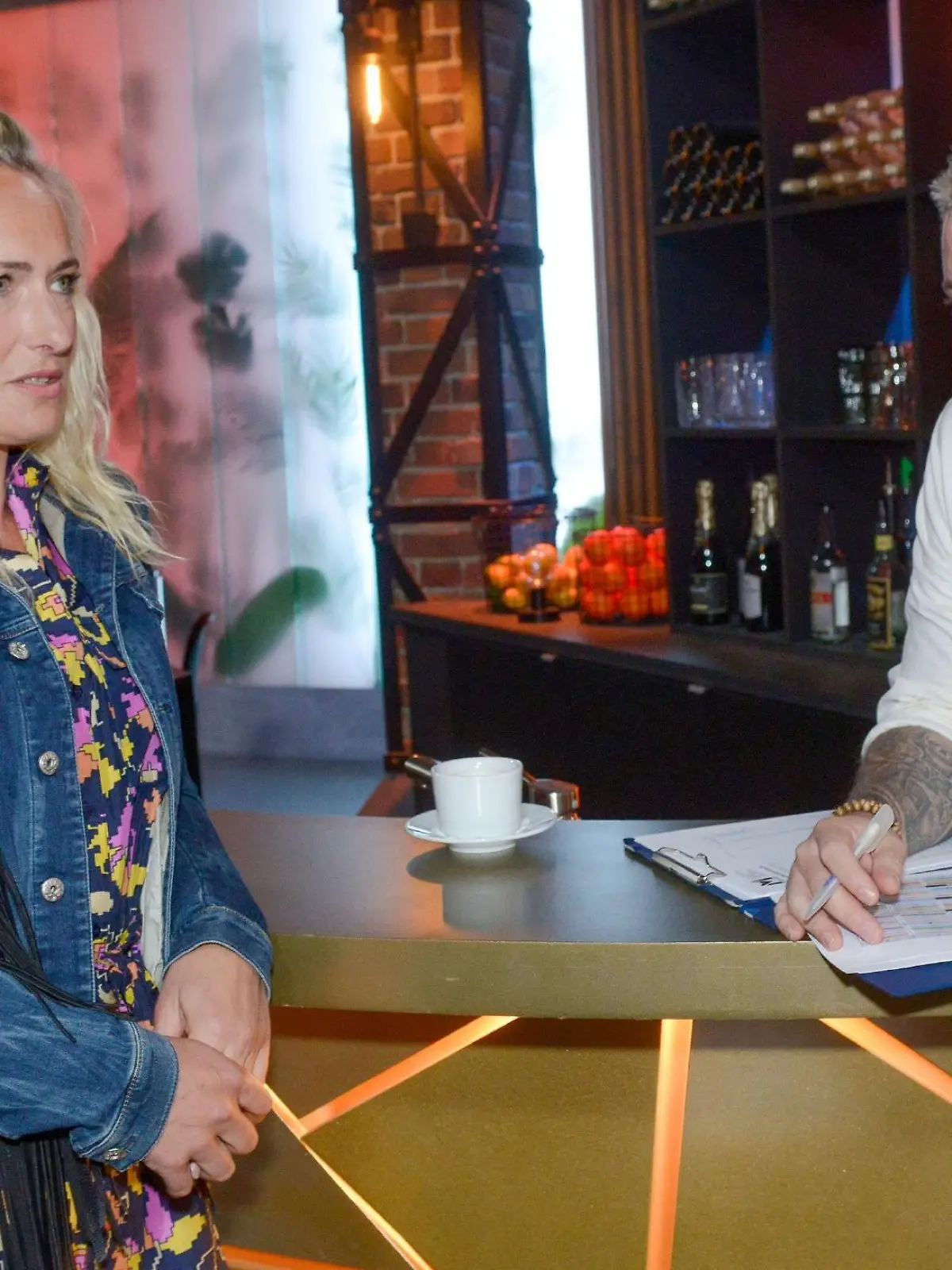 ACHTUNG SPERRFRIST! Die Veröffentlichung dieses Motives ist für alle Online-Medien (außer Programm-Presse) erst ab dem 11.07.2021 frei.

Maren (Eva Mona Rodekirchen) erklärt John (Felix von Jascheroff), dass sie Jonas zuliebe im Mauerwerk kürzer treten muss.

Die Verwendung des sendungsbezogenen Materials ist nur mit dem Hinweis und Verlinkung auf TVNOW gestattet.