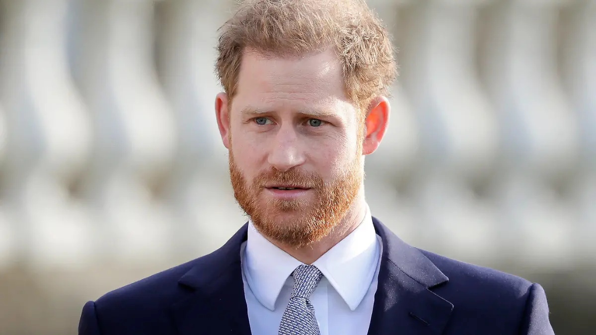 ARCHIV - 16.01.2020, Großbritannien, London: Prinz Harry, Herzog von Sussex und Schirmherr der Rugby Football League, steht während der Auslosung der Rugby League Weltmeisterschaft 2021 in den Gärten des Buckingham Palace. (zu dpa "Prinz Harry schließt sich Forderung zu globaler Impfgerechtigkeit an") Foto: Kirsty Wigglesworth/AP/dpa +++ dpa-Bildfunk +++