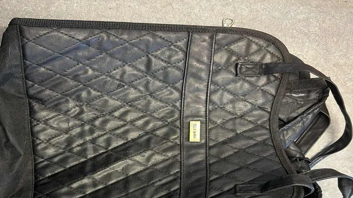Eine schwarze (Kunst-) Ledertasche, gesteppt.