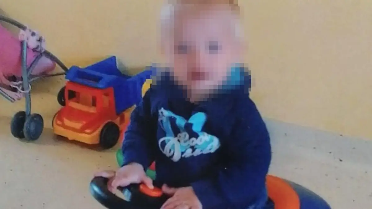 Der kleine Finn starb im Krankenhaus an schwersten inneren Verletzungen. Der Lebensgefährte seiner Mutter steht vor Gericht. Der Vorwurf: Axel H. soll auf dem Bauch des Kindes gekniet und ihn so tödlich verletzt haben.2