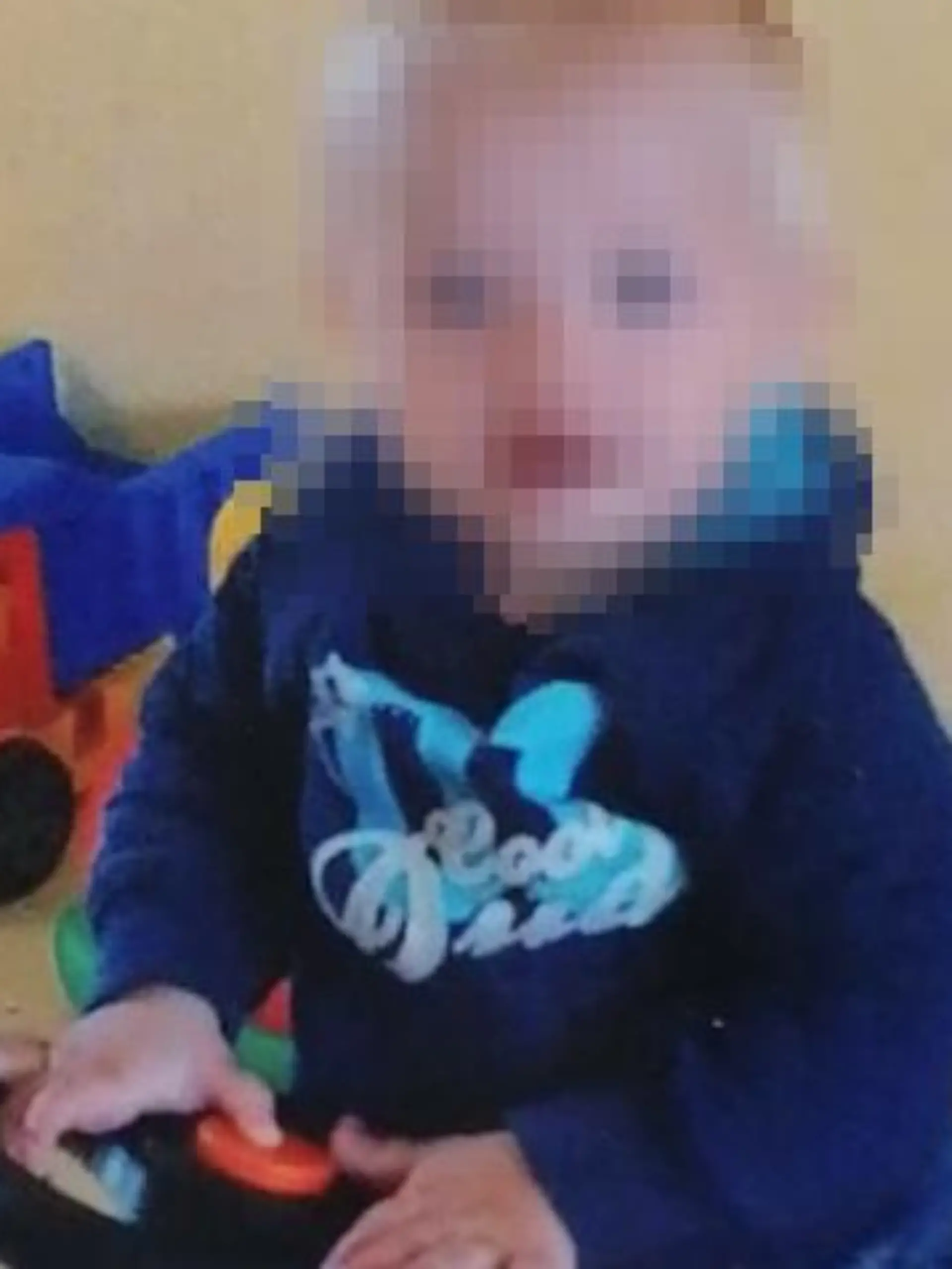 Der kleine Finn starb im Krankenhaus an schwersten inneren Verletzungen. Der Lebensgefährte seiner Mutter steht vor Gericht. Der Vorwurf: Axel H. soll auf dem Bauch des Kindes gekniet und ihn so tödlich verletzt haben.2