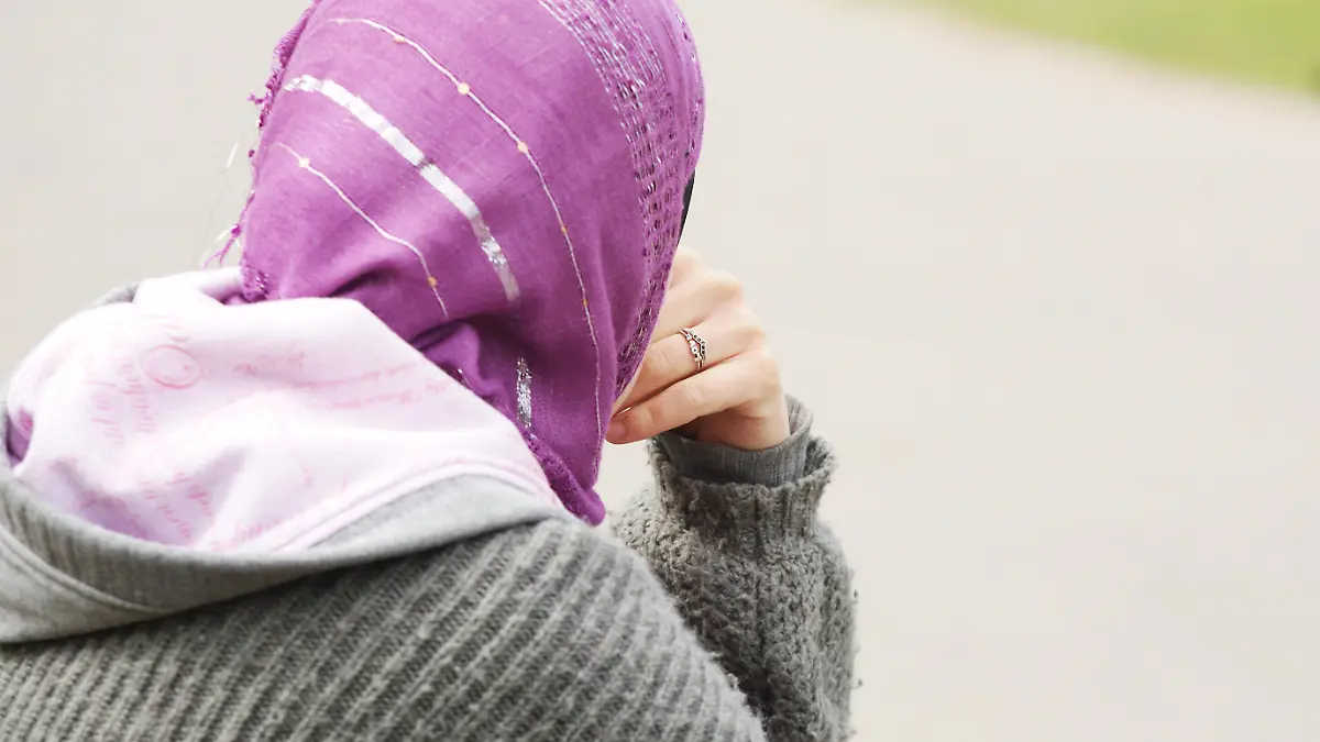 ARCHIV - Eine junge Muslimin sitzt am 05.05.2010 in Frankfurt am Main und trägt ein Kopftuch zu einem modernen, westlichen Kapuzenpullover (Illustration zum Thema Zwangsehe). Ein Bericht zur Zwangsverheiratung von Frauen in Deutschland wird am Mittwoch (09.11.2011) in Berlin vorgestellt. Weil es bislang nur wenige Studien über das Ausmaß dieses Problems gibt, hatte das Bundesfamilienministerium die Untersuchung in Auftrag gegeben. Die Hilfsorganisation Terre des Femmes ging bislang davon aus, dass sich in Deutschland jährlich mehr als 1000 Frauen und Mädchen aus Migrantenfamilien wegen Zwangsheiraten an Beratungsstellen wenden. Foto: Wolfram Steinberg dpa  +++(c) dpa - Bildfunk+++