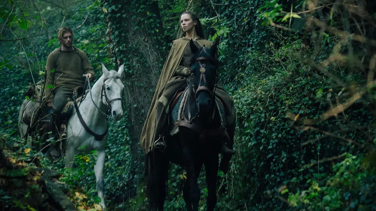 Jannis Niewöhner als Siegfried und Lilja van der Zwaag als Kriemhild in der spektakulären Nibelungen-Verfilmung „Hagen“.