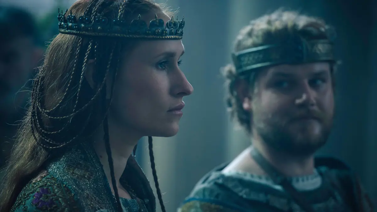Rosalinde Mynster als Brunhild und Dominic Marcus Singer als Gunter in der spektakulären Nibelungen-Verfilmung „Hagen“.