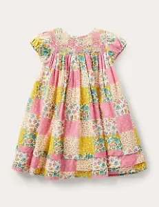 Smokkleid mit Blumenmuster