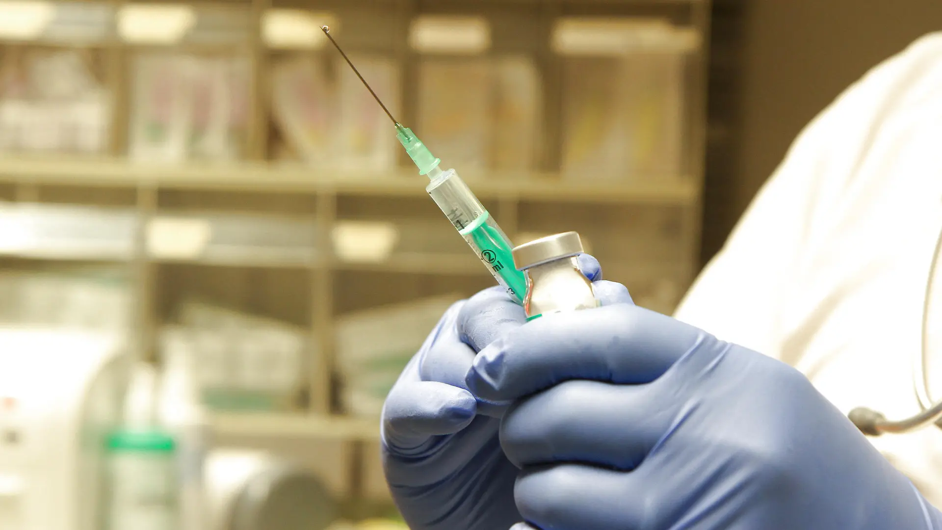 Freiburg Themenbild - Corona-Schutzimpfung, Corona-Impfung, Impfstoff, Impfzentrum, Impfung in einer Arztpraxis, Krankenhaus, Vorbeugung, Vorsorge, Impfung gegen Coronavirus Themenbild - Corona-Schutzimpfung, Corona-Impfung, Impfstoff, Impfzentrum, Impfung in einer Arztpraxis, Krankenhaus, Vorbeugung, Vorsorge, Impfung gegen Coronavirus Impfen eines Patienten mit einer Spritze durch einen Arzt, Doktor in einer Arztpraxis, Krankenhaus, Notfallaufnahme in Freiburg Schutzimpfung, Impfen, Spritze, spritzen, Corona Schutzimpfung, Coronaschutzimpfung, Corona-Schutzimpfung, Impfspritze, Arm, Oberarm, Coronaimpfung, Corona Impfung, Corona-Impfung, Bundesregierung, Impfpflicht, keine, Einstich, Stechen, Einstechen, Nadel, Impfnadel, Schutzimpfu Copyright: xFleigx/xEibner-Pressefotox EP_dfg