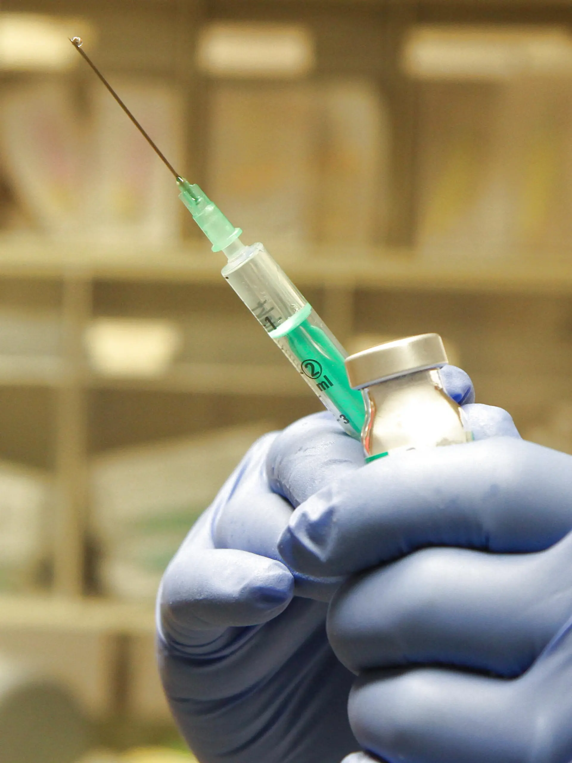  Freiburg Themenbild - Corona-Schutzimpfung, Corona-Impfung, Impfstoff, Impfzentrum, Impfung in einer Arztpraxis, Krankenhaus, Vorbeugung, Vorsorge, Impfung gegen Coronavirus Themenbild - Corona-Schutzimpfung, Corona-Impfung, Impfstoff, Impfzentrum, Impfung in einer Arztpraxis, Krankenhaus, Vorbeugung, Vorsorge, Impfung gegen Coronavirus Impfen eines Patienten mit einer Spritze durch einen Arzt, Doktor in einer Arztpraxis, Krankenhaus, Notfallaufnahme in Freiburg Schutzimpfung, Impfen, Spritze, spritzen, Corona Schutzimpfung, Coronaschutzimpfung, Corona-Schutzimpfung, Impfspritze, Arm, Oberarm, Coronaimpfung, Corona Impfung, Corona-Impfung, Bundesregierung, Impfpflicht, keine, Einstich, Stechen, Einstechen, Nadel, Impfnadel, Schutzimpfu Copyright: xFleigx/xEibner-Pressefotox EP_dfg