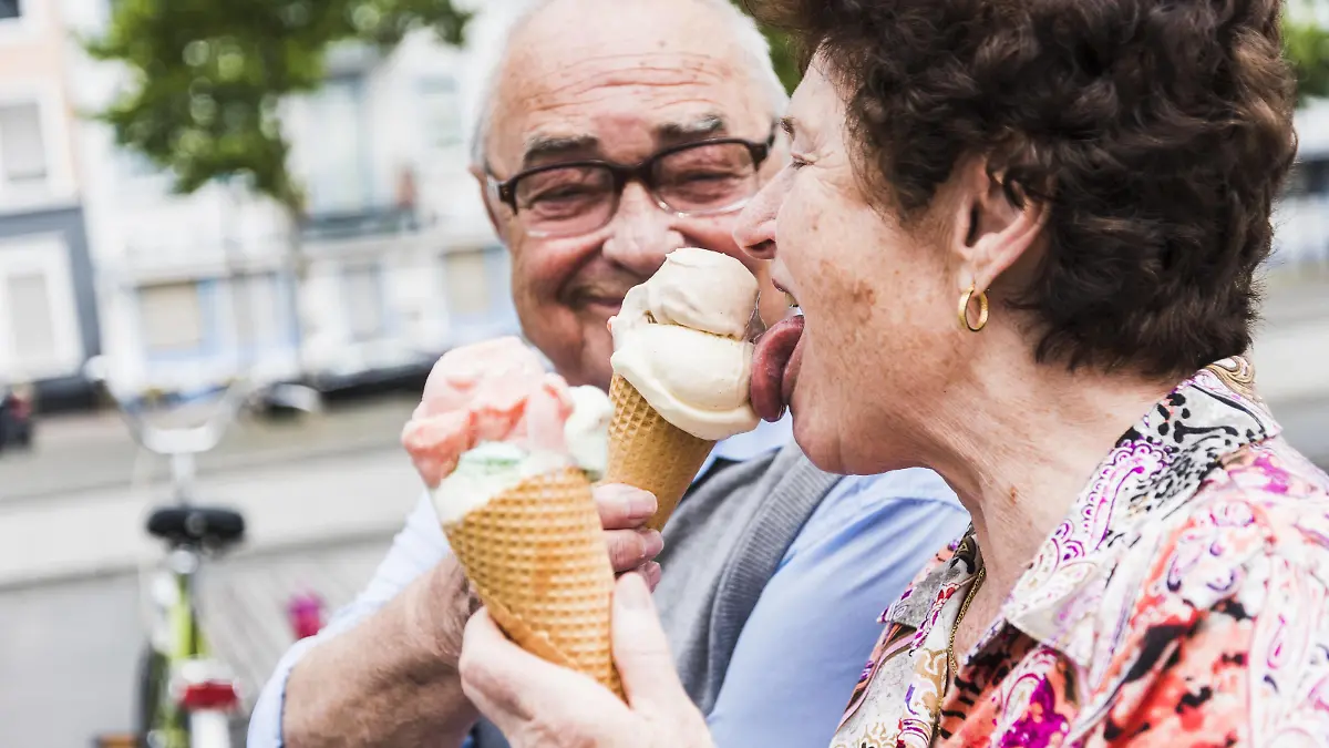 Senior couple enjoy eating ice cream together model released Symbolfoto PUBLICATIONxINxGERxSUIxAUTxHUNxONLY UUF008054