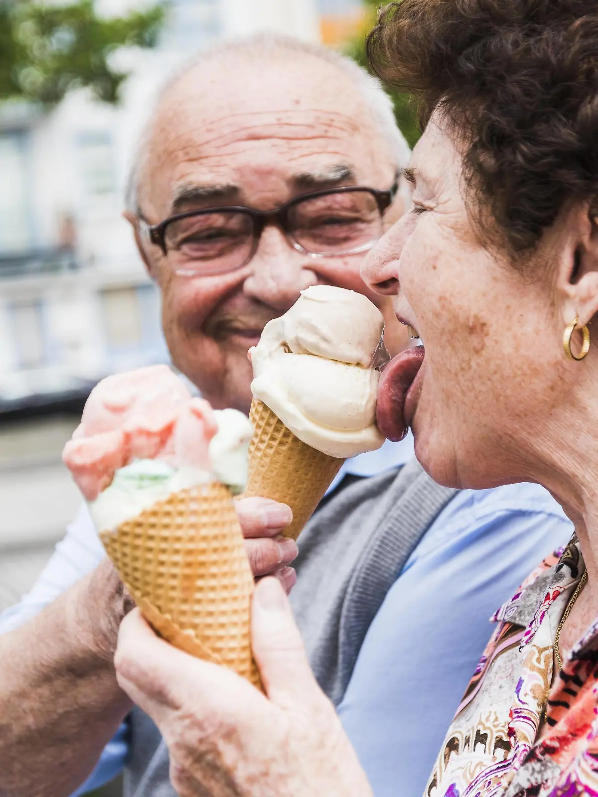 Senior couple enjoy eating ice cream together model released Symbolfoto PUBLICATIONxINxGERxSUIxAUTxHUNxONLY UUF008054  