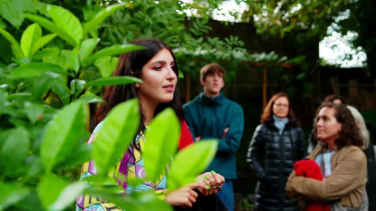 Kunstvermittlerin Seray Dalmis gibt Führungen für documenta-Besucher.