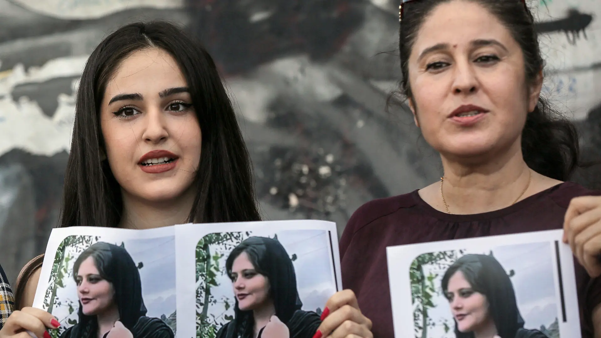 21.09.2022, Libanon, Beirut: Kurdische Frauen halten Bilder von der verstorbenen Iranerin Mahasa Amini.
Auslöser der Proteste ist der Tod der 22-jährigen Mahsa Amini. Sie war vor gut einer Woche von der Sittenpolizei wegen ihres «unislamischen Outfits» festgenommen worden. Was genau mit Amini nach ihrer Festnahme geschah ist unklar, jedenfalls fiel sie ins Koma und starb am Freitag (16.09.2022) in einem Krankenhaus. Foto: Marwan Naamani/dpa +++ dpa-Bildfunk +++