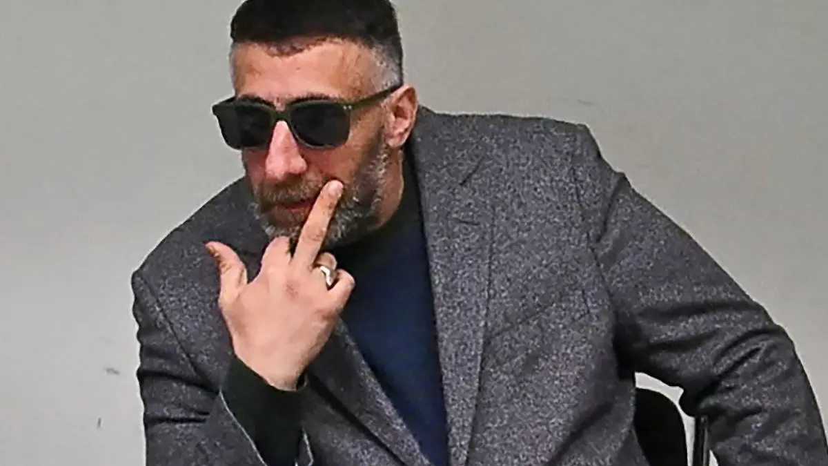 28.02.2024, Berlin: Kida Khodr Ramadan, Schauspieler, kratzt sich zu Beginn eines Prozesses gegen ihn im Gerichtssaal im Amtsgericht Tiergarten mit seinem Mittelfinger am Bart. Dem «4 Blocks»-Star werden mehrere Fälle wegen Fahrens ohne Führerschein zur Last gelegt. (Bestmögliche Qualität) Foto: Sebastian Christoph Gollnow/dpa +++ dpa-Bildfunk +++