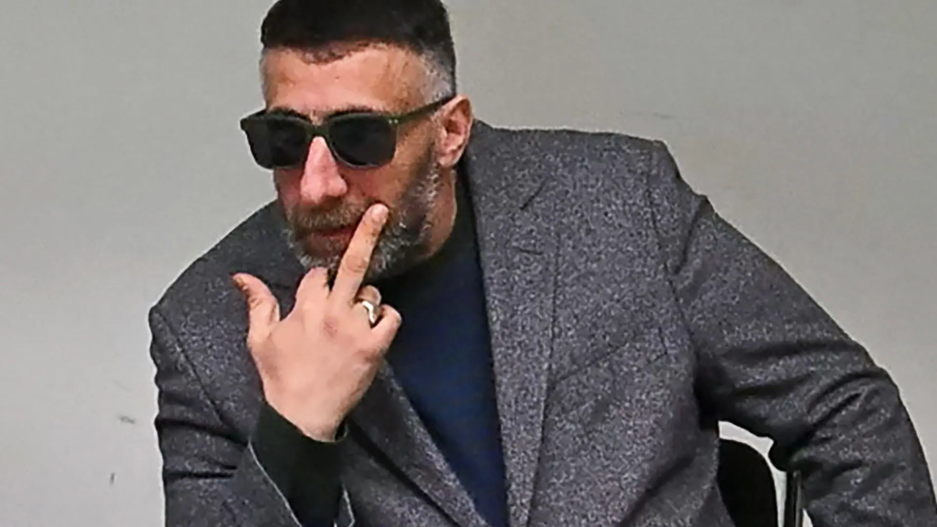 28.02.2024, Berlin: Kida Khodr Ramadan, Schauspieler, kratzt sich zu Beginn eines Prozesses gegen ihn im Gerichtssaal im Amtsgericht Tiergarten mit seinem Mittelfinger am Bart. Dem «4 Blocks»-Star werden mehrere Fälle wegen Fahrens ohne Führerschein zur Last gelegt. (Bestmögliche Qualität) Foto: Sebastian Christoph Gollnow/dpa +++ dpa-Bildfunk +++