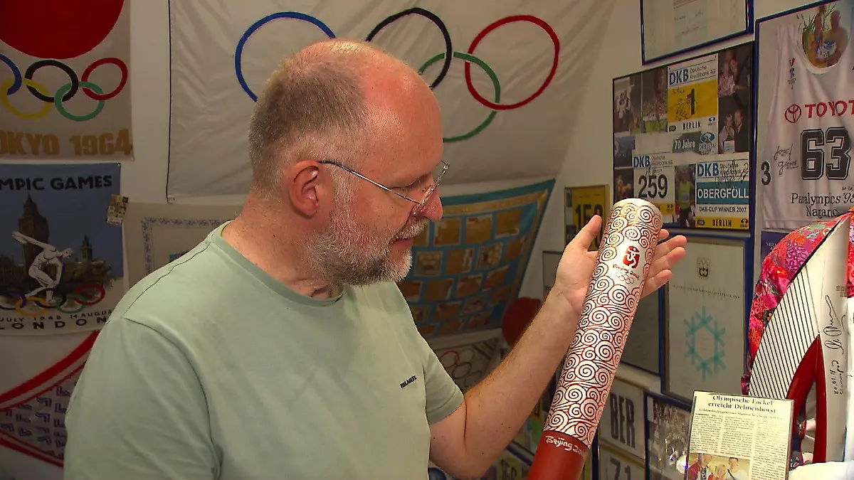 Frank Scheffka aus Delmenhorst stellt in seiner Sportlersammlung unzählige Einzelstücke aus.