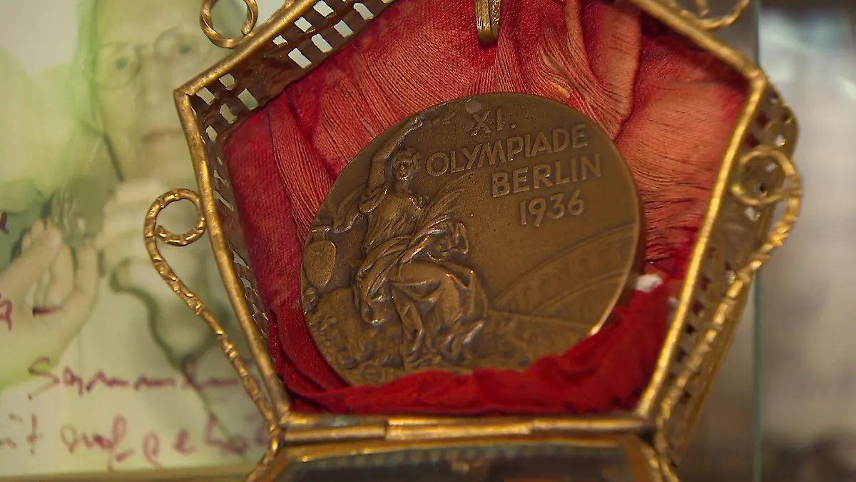 Frank Scheffka aus Delmenhorst stellt in seiner Sportlersammlung unzählige Einzelstücke aus.