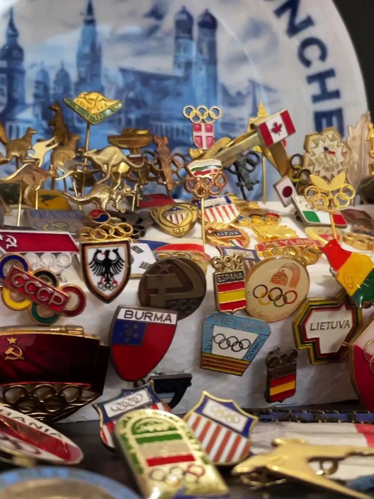 Frank Scheffka aus Delmenhorst stellt in seiner Sportlersammlung unzählige Einzelstücke aus.