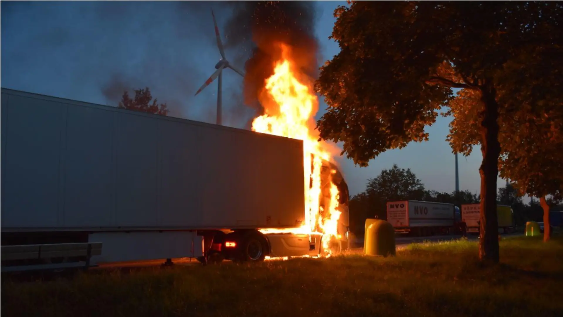 Innerhalb kurzer Zeit stand die Zugmaschine in Flammen.