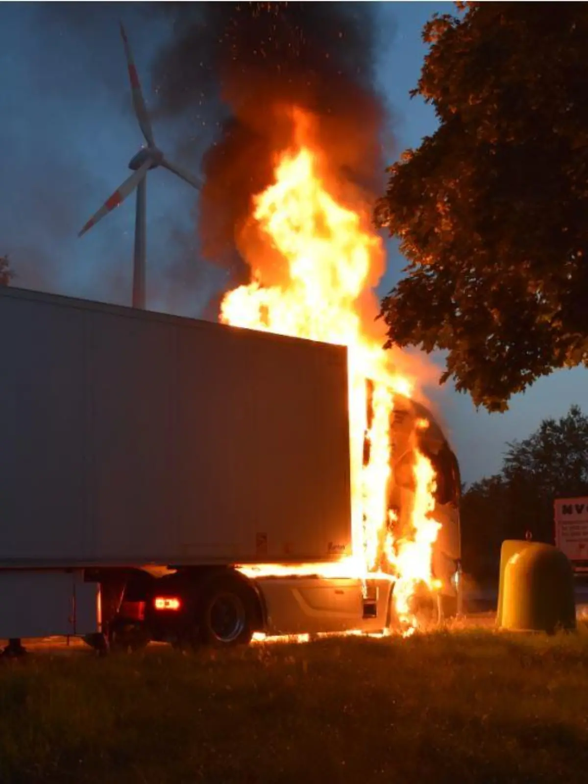 Innerhalb kurzer Zeit stand die Zugmaschine in Flammen.