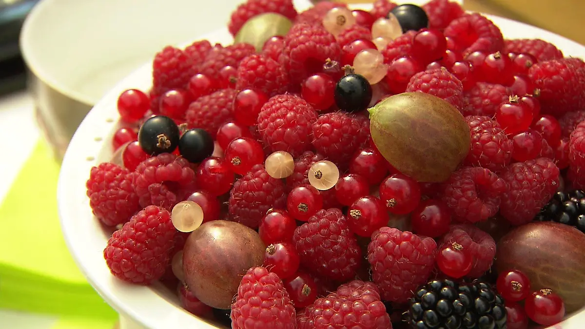 Mit Himbeeren, Brombeeren und Johannisbeeren lassen sich süße, vitaminreiche Leckereien zaubern.