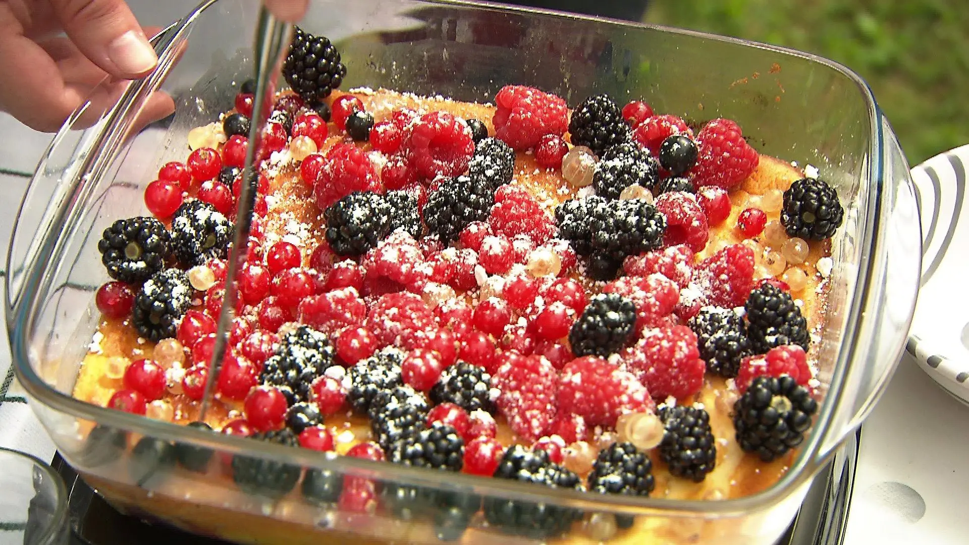 Mit Himbeeren, Brombeeren und Johannisbeeren lassen sich süße, vitaminreiche Leckereien zaubern.