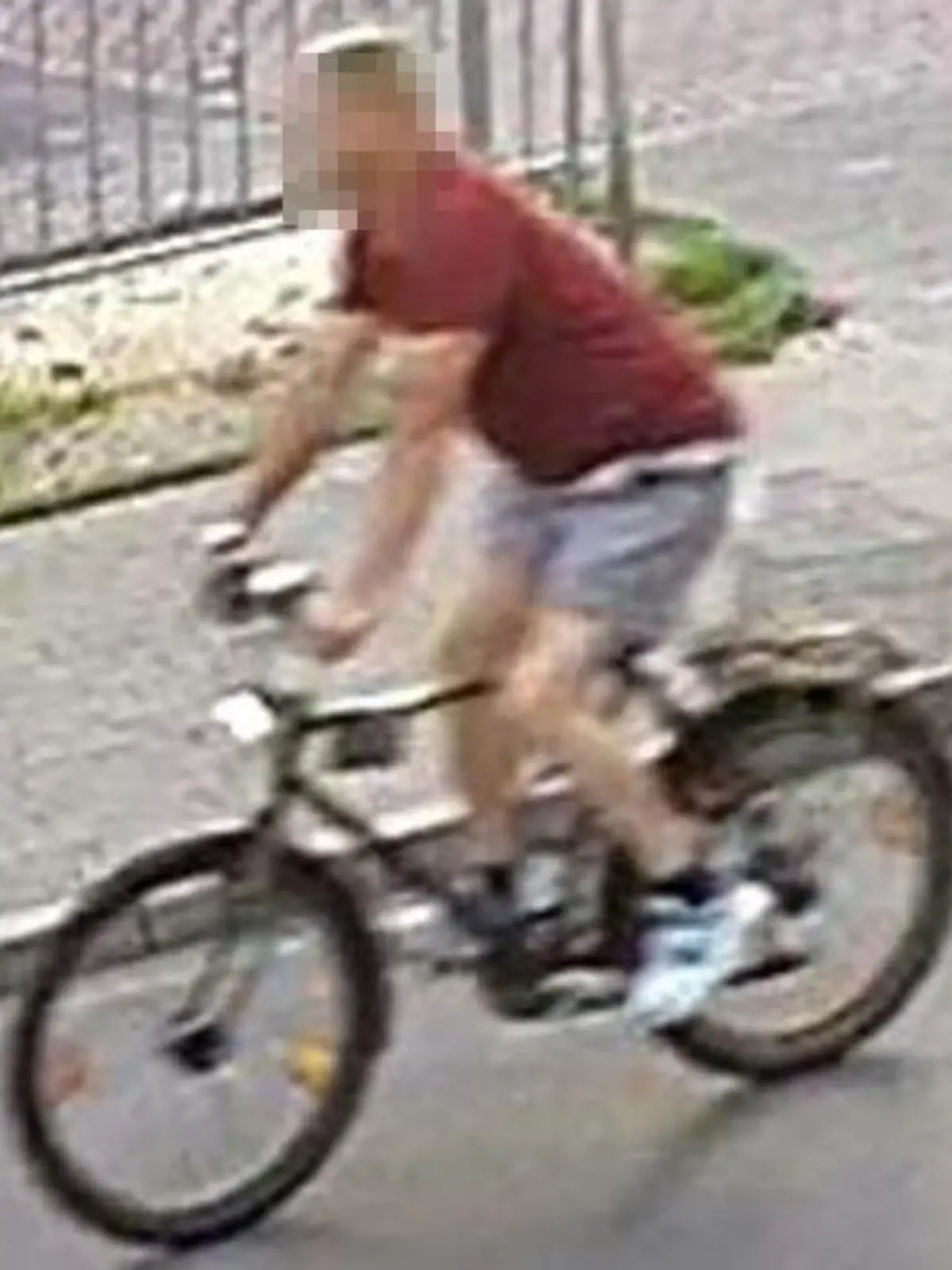 Die Polizei fahndet öffentlich nach diesem Mann.