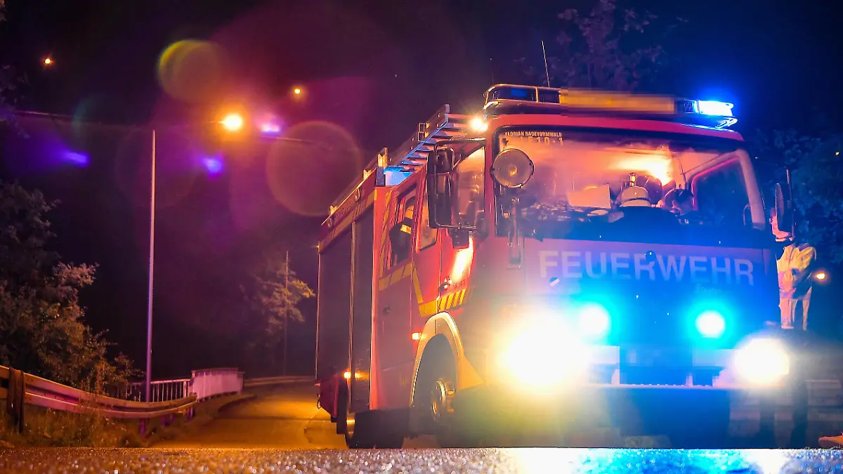 Unwetter in NRW Unwetter in NRW, Nach starken Regenfällen am 14.07.2021 wird in der Nacht zu Donnerstag das Wasser der Wuppertalsperre bei Remscheid / Radevormwald abgelassen, Feuerwehr sichert Gebiet, Remscheid Nordrhein-Westfalen Deutschland *** Thunderstorms in NRW Thunderstorms in NRW, After heavy rainfall on 14 07 2021 the water of the Wuppertalsperre near Remscheid Radevormwald is drained in the night to Thursday, fire brigade secures area, Remscheid North Rhine Westphalia Germany Copyright: xChristopherxNeundorfx 