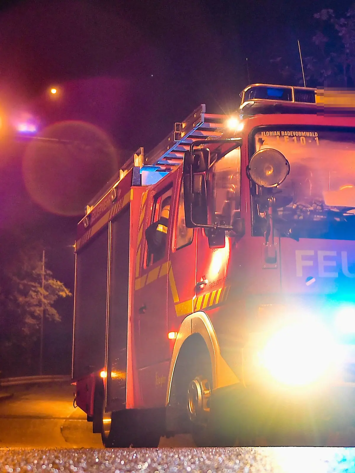 Unwetter in NRW Unwetter in NRW, Nach starken Regenfällen am 14.07.2021 wird in der Nacht zu Donnerstag das Wasser der Wuppertalsperre bei Remscheid / Radevormwald abgelassen, Feuerwehr sichert Gebiet, Remscheid Nordrhein-Westfalen Deutschland *** Thunderstorms in NRW Thunderstorms in NRW, After heavy rainfall on 14 07 2021 the water of the Wuppertalsperre near Remscheid Radevormwald is drained in the night to Thursday, fire brigade secures area, Remscheid North Rhine Westphalia Germany Copyright: xChristopherxNeundorfx 