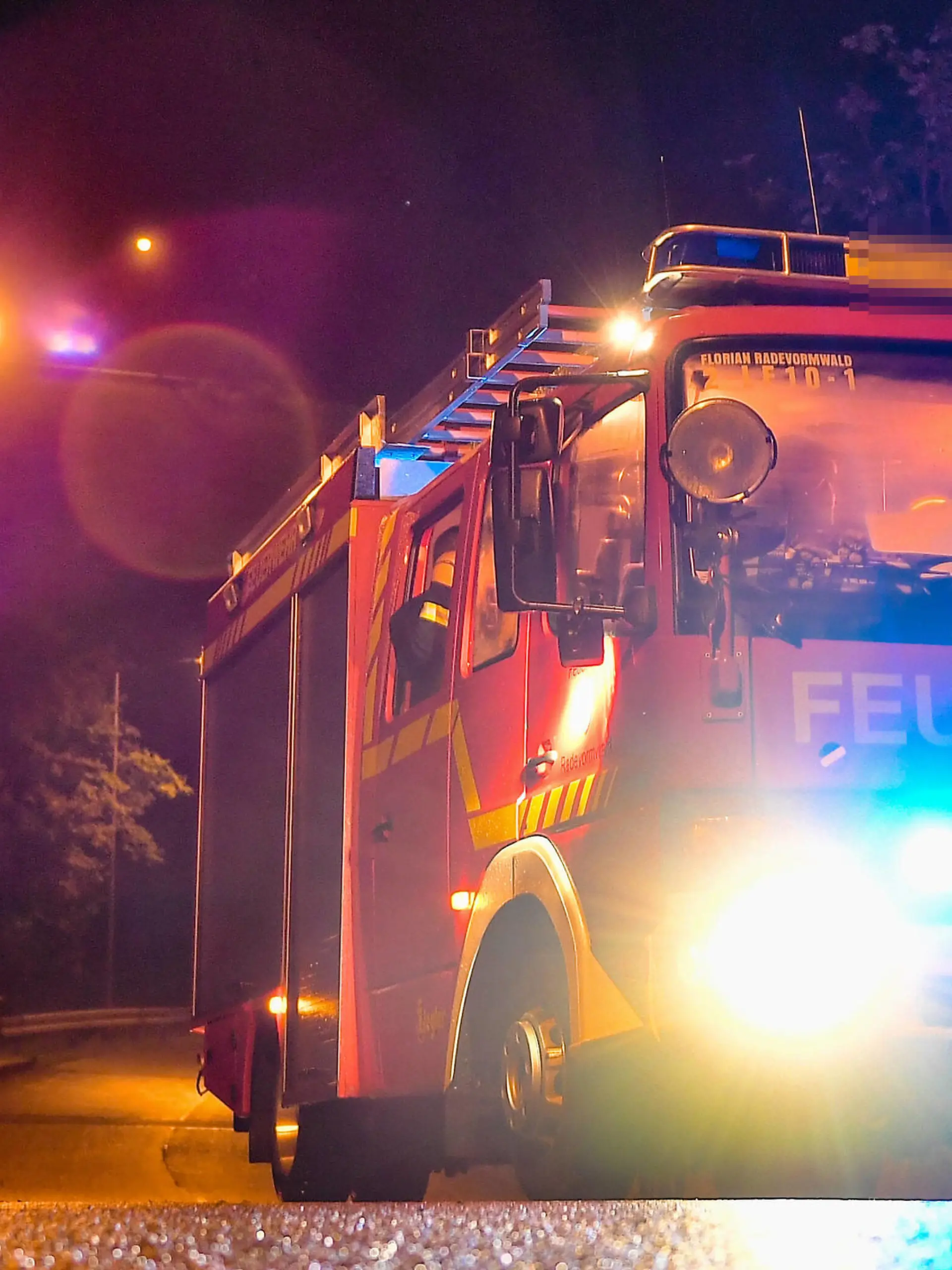 Unwetter in NRW Unwetter in NRW, Nach starken Regenfällen am 14.07.2021 wird in der Nacht zu Donnerstag das Wasser der Wuppertalsperre bei Remscheid / Radevormwald abgelassen, Feuerwehr sichert Gebiet, Remscheid Nordrhein-Westfalen Deutschland *** Thunderstorms in NRW Thunderstorms in NRW, After heavy rainfall on 14 07 2021 the water of the Wuppertalsperre near Remscheid Radevormwald is drained in the night to Thursday, fire brigade secures area, Remscheid North Rhine Westphalia Germany Copyright: xChristopherxNeundorfx 