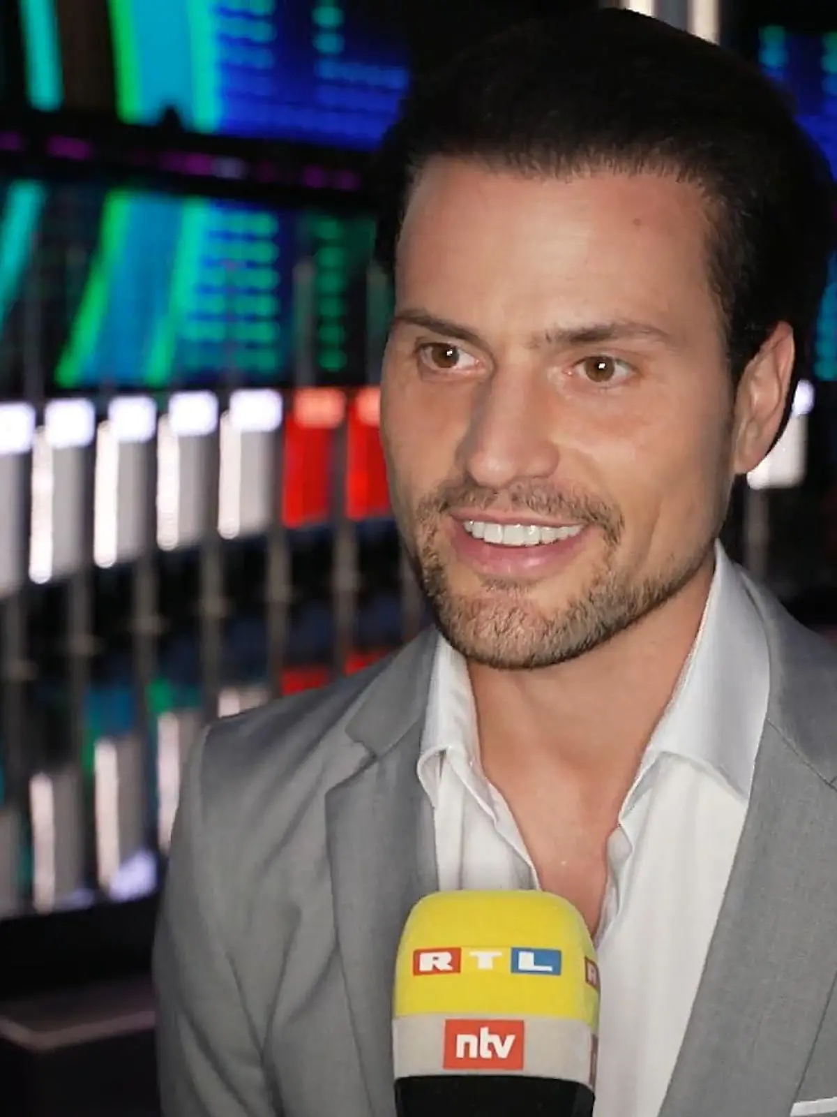 In den neuen Folgen "Take Me Out XXL" sind auch ein paar Prominente Gesichter dabei, allen voran Rocco Stark. Der will endlich eine neue Frau an seiner Seite haben und ist auch bereit für neuen Nachwuchs.