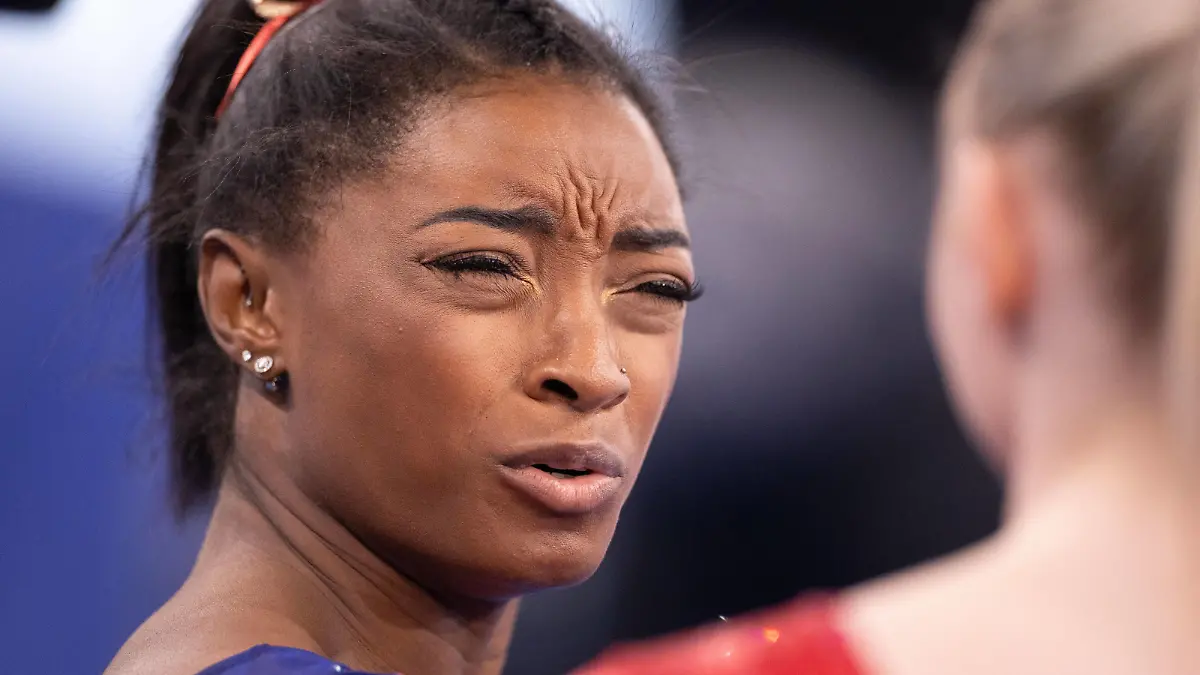 Sport Bilder des Tages July 25, 2021, Tokyo, Japan: USA s Simone Biles chats with a teammate during the qualifying round for Artistic Gymnastics on Sunday, July 25, 2021 in Tokyo, Calif. /Zuma Tokyo Japan - ZUMAk13_ 20210725_zap_k13_076 Copyright: xPaulxKurodax