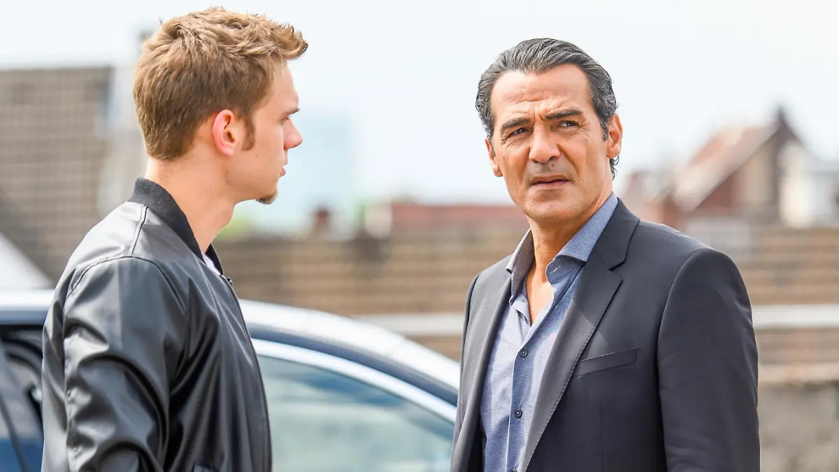 Was haben Marc Giese (Maurice Pawlewski, l.) und sein Vater Frank Giese (Erol Sander) mit Justus vor?
Die Verwendung des sendungsbezogenen Materials ist nur mit dem Hinweis und Verlinkung auf TVNOW gestattet.
