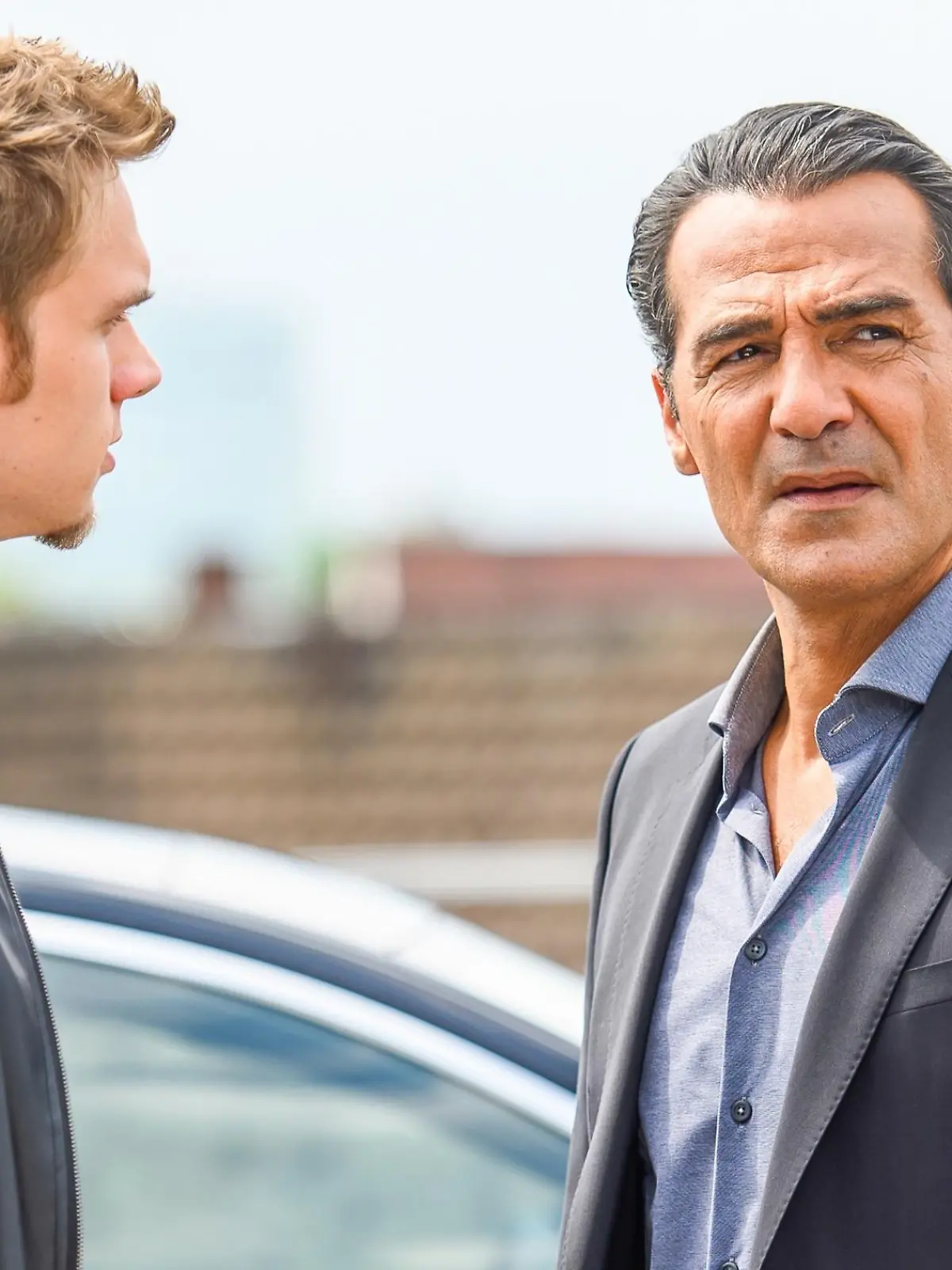 Was haben Marc Giese (Maurice Pawlewski, l.) und sein Vater Frank Giese (Erol Sander) mit Justus vor?  

Die Verwendung des sendungsbezogenen Materials ist nur mit dem Hinweis und Verlinkung auf TVNOW gestattet.