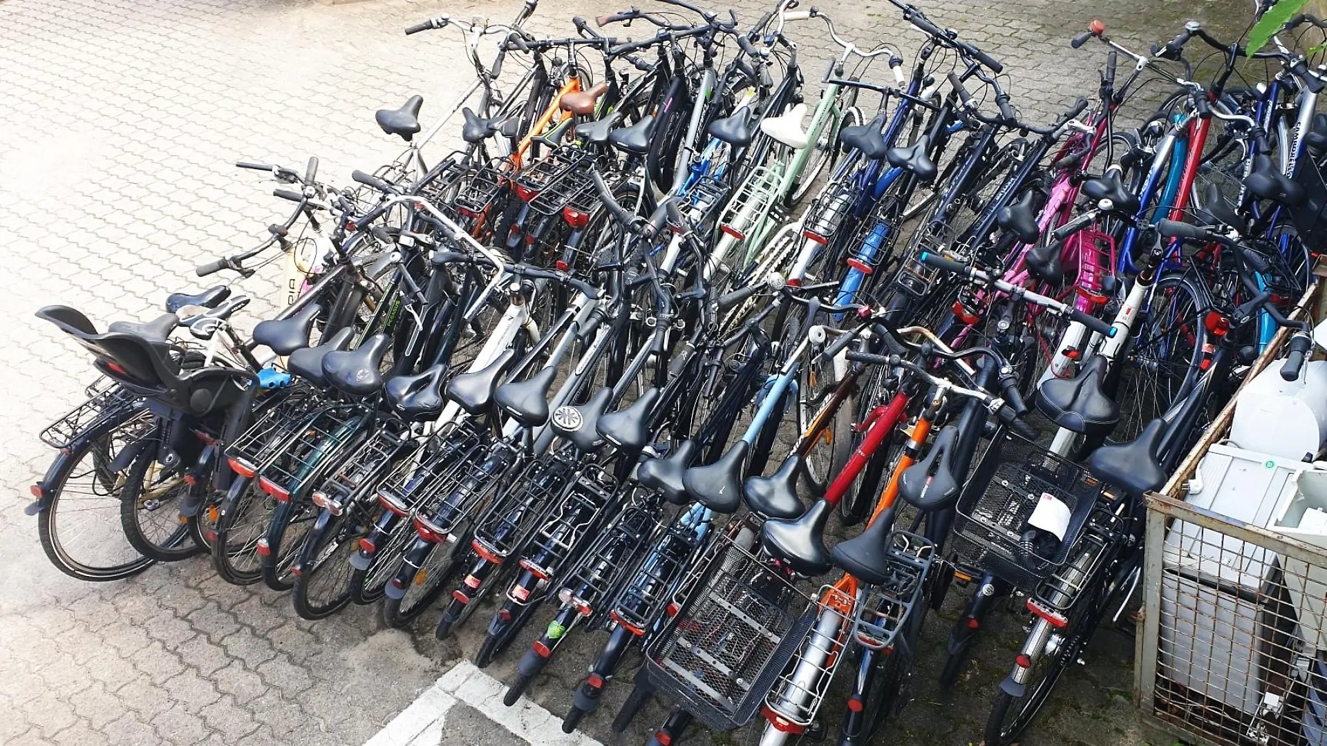 60 Fahrräder findet die Polizei zufällig bei einer Vollstreckung eines Haftbefehls