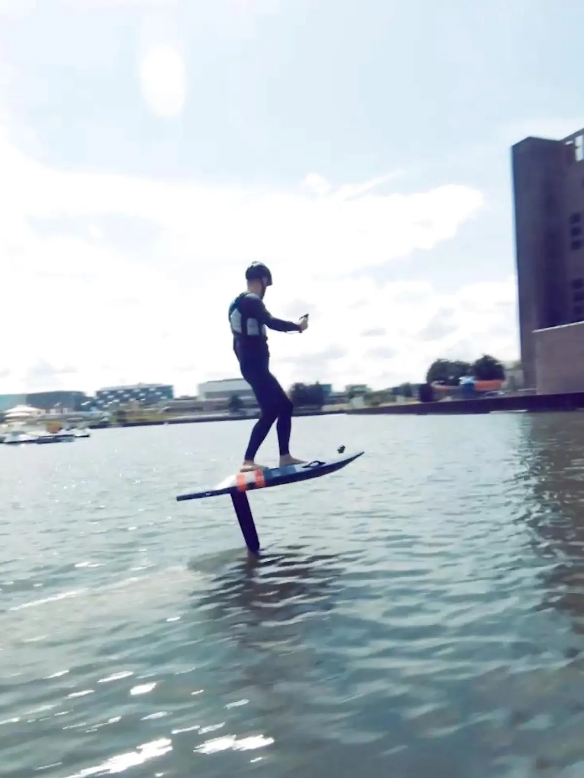VW-Konzernchef Herbert Diess fährt auf einem E-Hydrofoil und bedankt sich bei seinen Mitarbeitern.