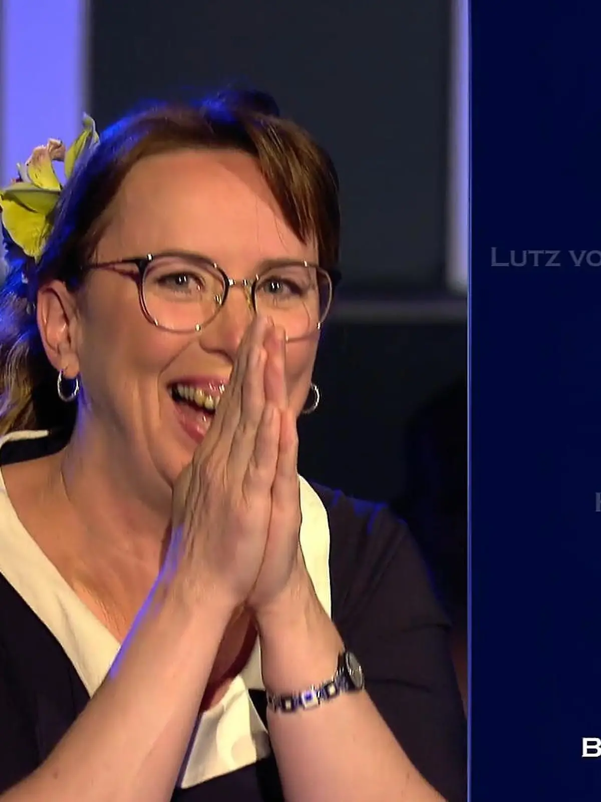 Martina Brandl braucht bei "Wer wird MIllionär?! ihren Telefonjoker. Doch der ist erst einmal nicht da.
