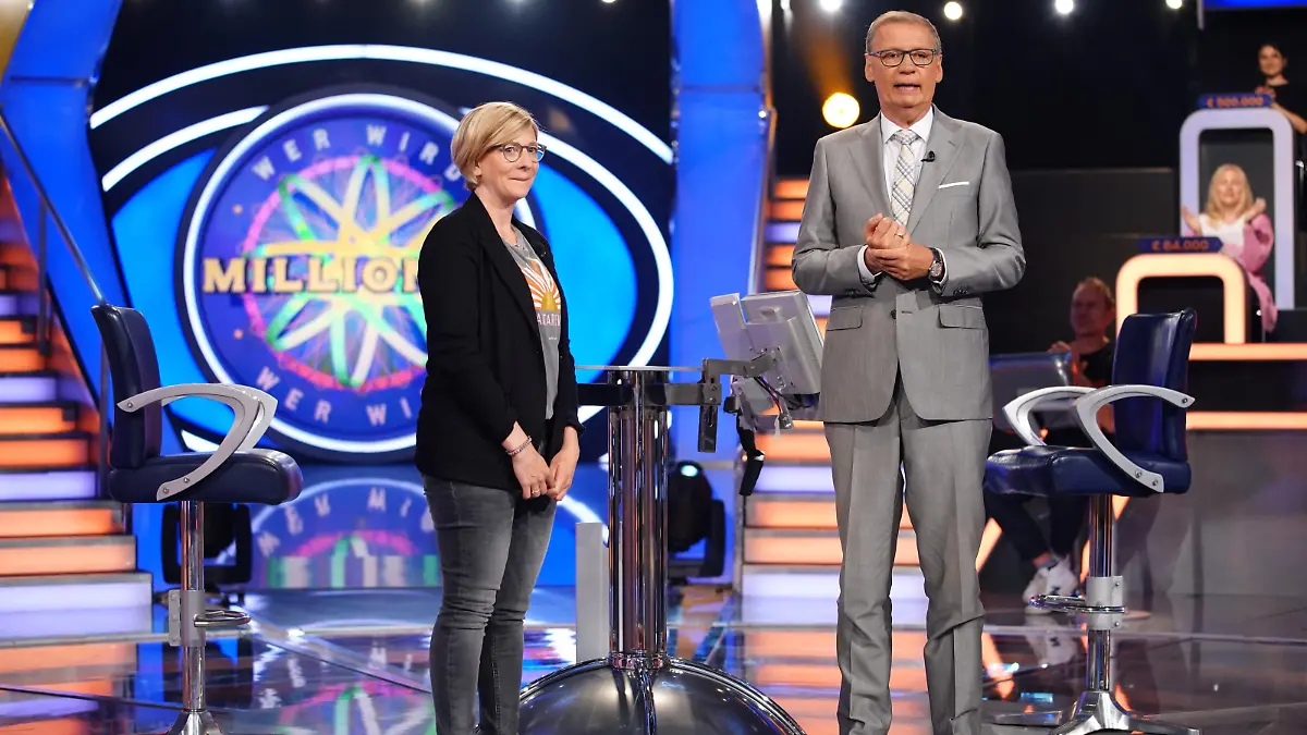 Achtung! Sperrfrist für alle Medien bis Mo., 02.08.2021, 22:15 Uhr!
Moderator Günther Jauch mit Judith Englhardt aus München

Die Verwendung des sendungsbezogenen Materials ist nur mit dem Hinweis und Verlinkung auf TVNOW gestattet.