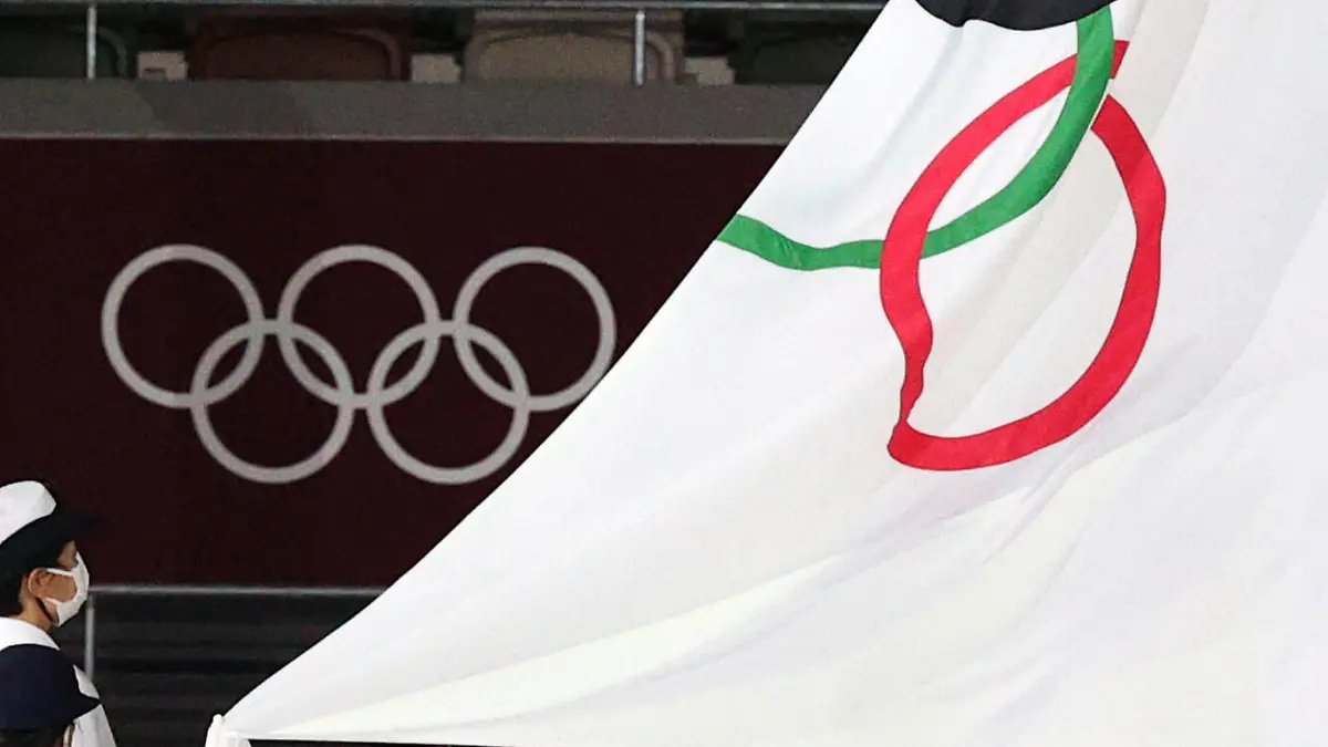  TOKYO, JAPAN  JULY 23, 2021: Raising the Olympic flag at the opening ceremony of the Tokyo 2020 Summer Olympic Games, Olympische Spiele, Olympia, OS at the National Stadium. Tokyo was to host the 2020 Summer Olympics from 24 July to 9 August 2020, however because of the COVID-19 pandemic the games have been postponed for a year and are due to take place from 23 July to 8 August 2021. Sergei Bobylev/TASS PUBLICATIONxINxGERxAUTxONLY TS10910E