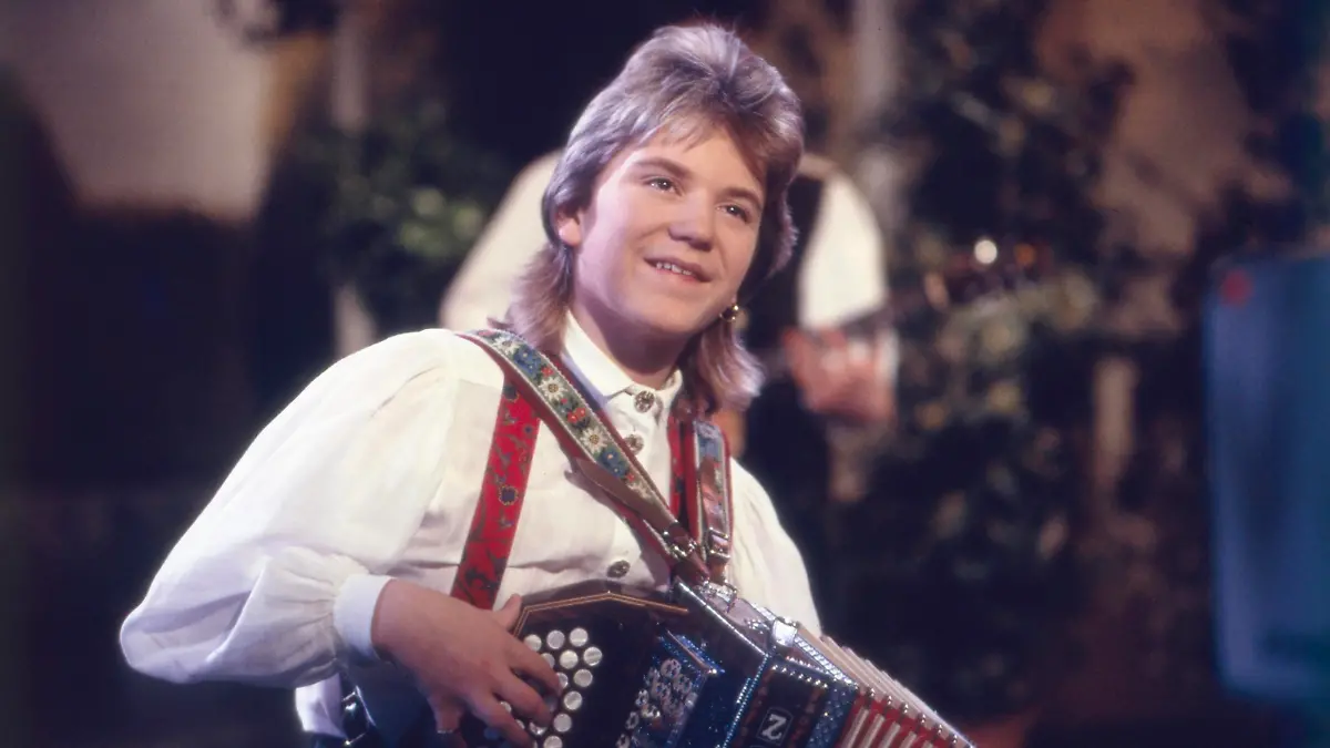 Der kleine Florian Silbereisen mit seinem Zupan Akkordeon im "Musikantenstadl", Deutschland 1990er Jahre. Little Florian Silbereisen in a TV folklore music show, Germany 1990s.