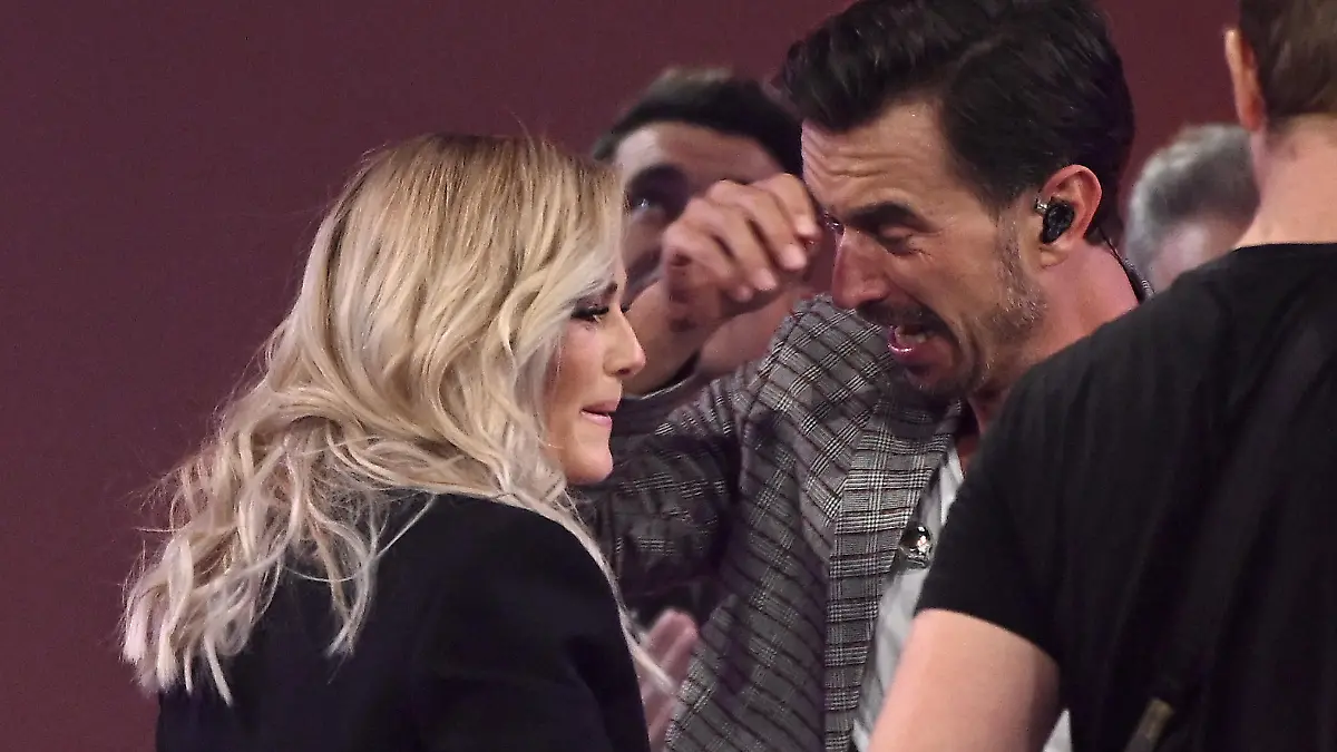 Die Sänger Helene Fischer (l) und Florian Silbereisen (r) stehen bei der ARD Fernsehschow "Schlagerbooom 2019" in der Westfalenhalle auf der Bühne.