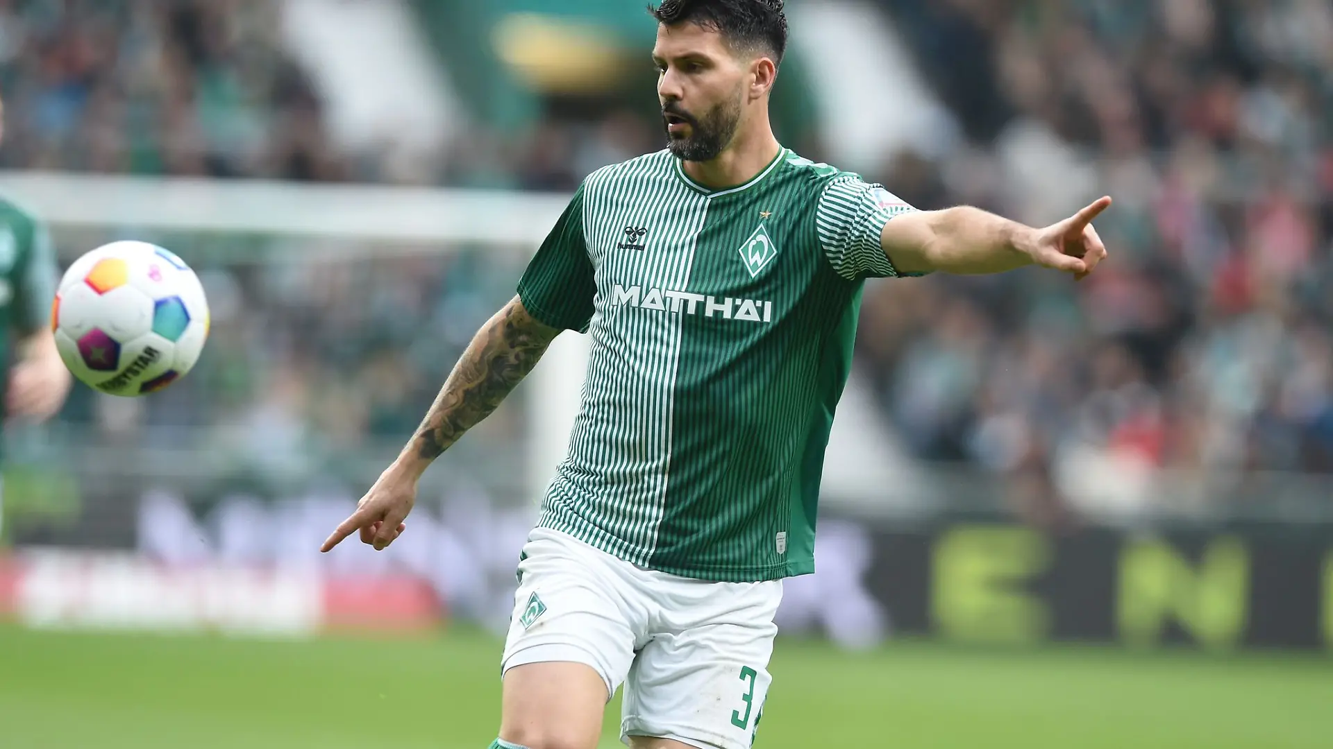 Werders Anthony Jung mit Blick auf den Ball.