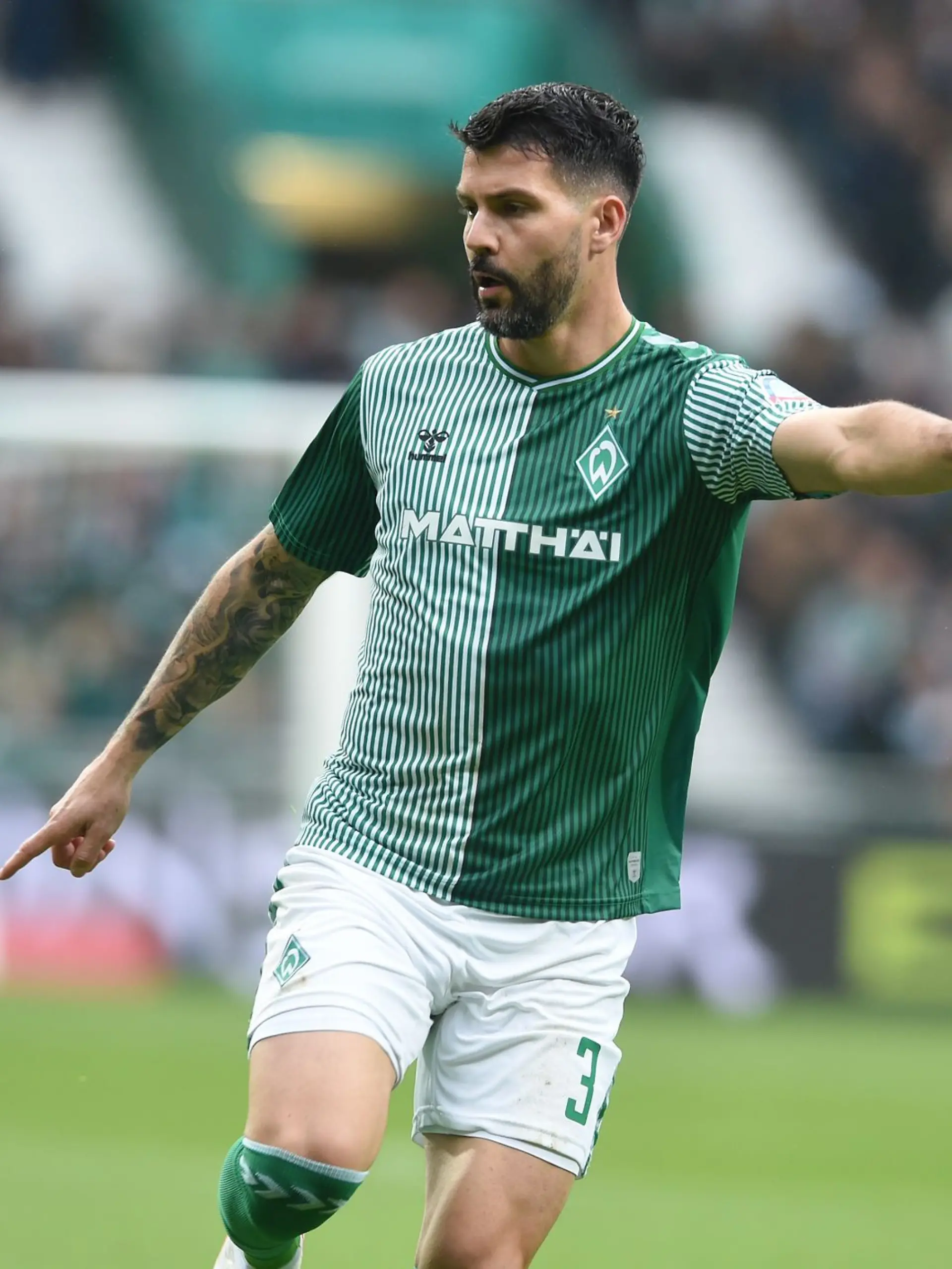 Werders Anthony Jung mit Blick auf den Ball.