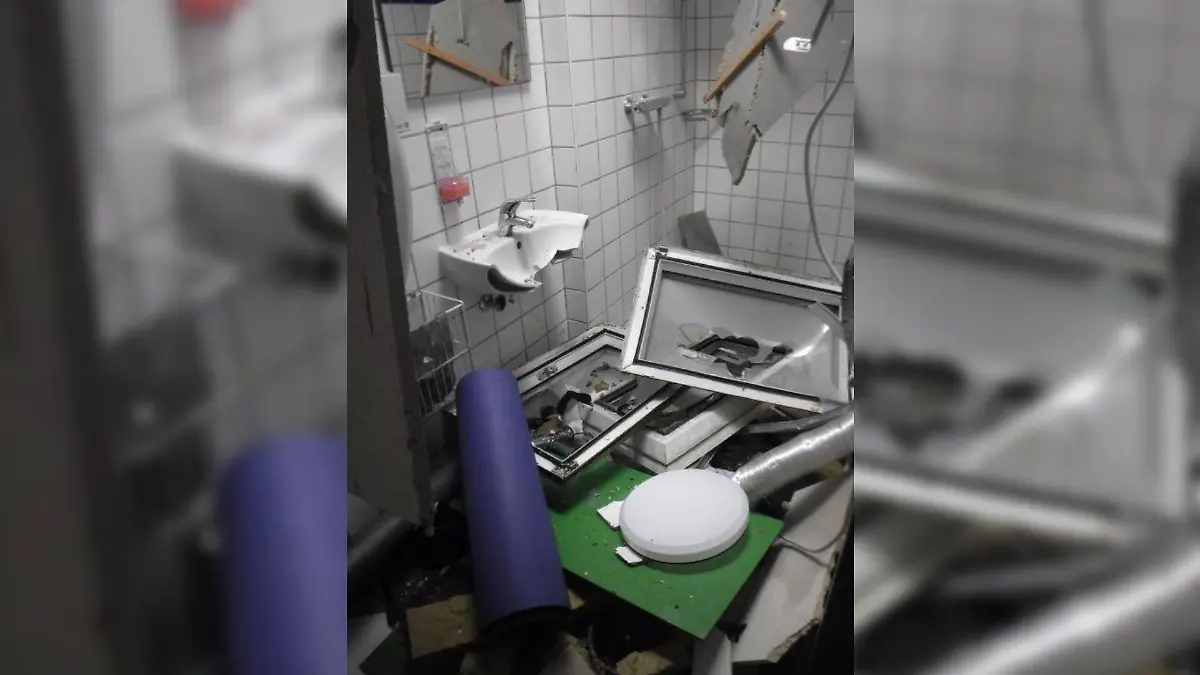 In den Sanitäranlagen wurden die Waschbecken zertrümmert, Teile der Decke hängen lose herab.