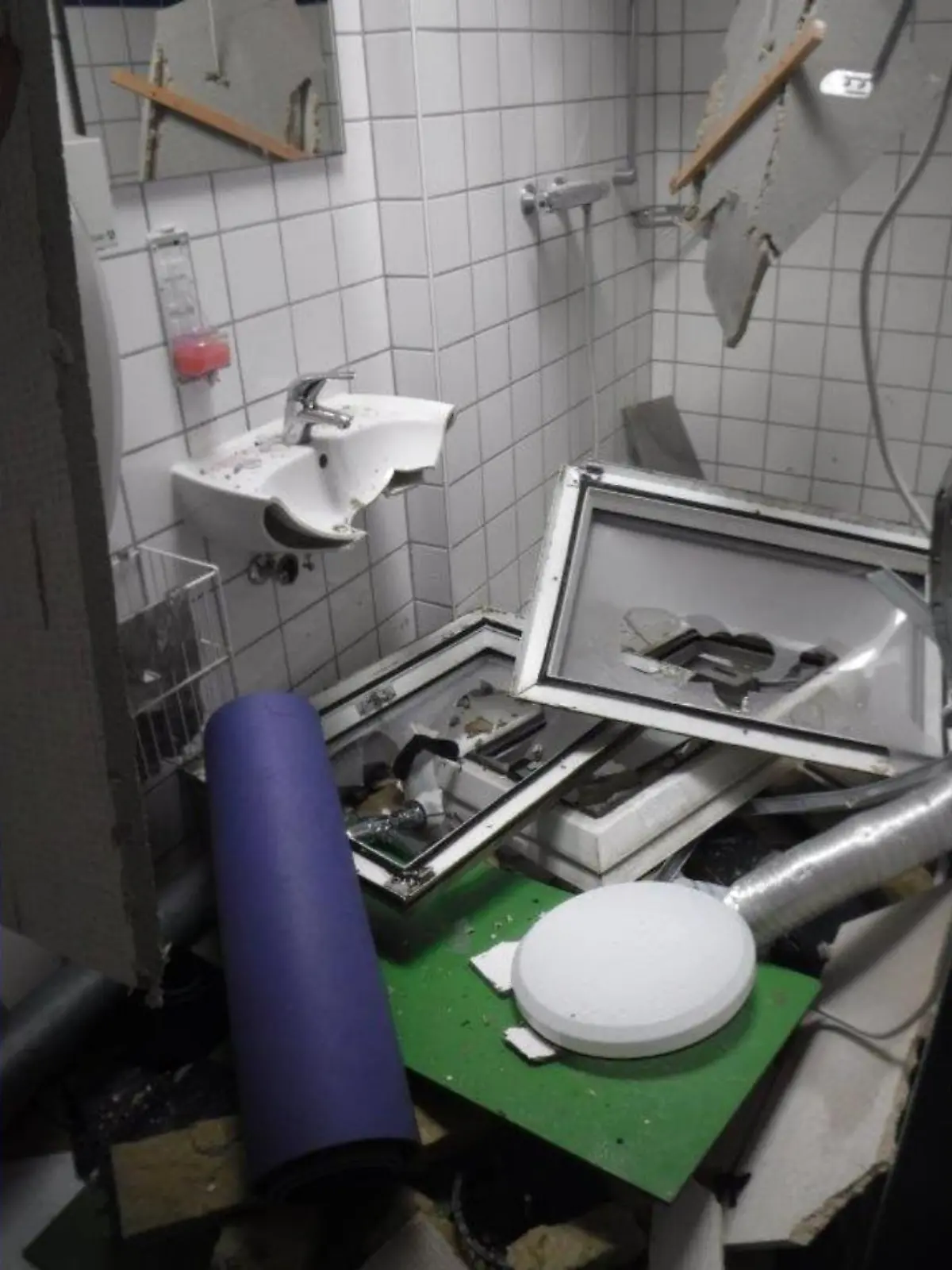 In den Sanitäranlagen wurden die Waschbecken zertrümmert, Teile der Decke hängen lose herab.