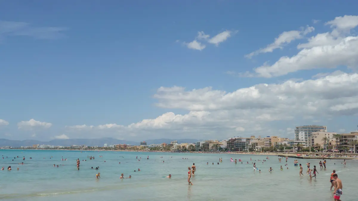Strandszene an der Playa de Palma und Bucht von Palma im Sommer 2023 - Standabschnit SArenalStrandszene an der Playa de Palma und Bucht von Palma im Sommer 2023 - Standabschnit SArenal, Palma Mallorca Spanien Playa de Palma *** Beach scene at the Playa de Palma and Bay of Palma in summer 2023 Stand section SArenal Beach scene at the Playa de Palma and Bay of Palma in summer 2023 Stand section SArenal, Palma Mallorca Spain Playa de Palma